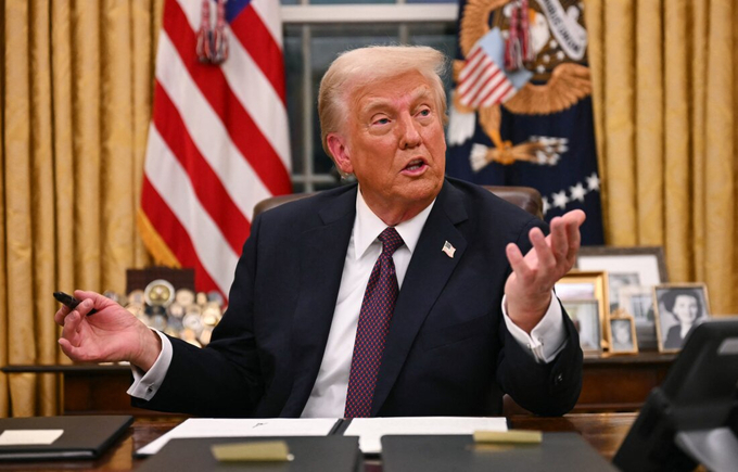tai-xuong-082009_930.jpg Tổng thống Trump phát biểu với báo giới khi ông ký lệnh hành pháp liên quan đến Bộ Hiệu quả Chính phủ (DOGE), tại Phòng Bầu dục của Nhà Trắng hôm 20/1. Ảnh: Getty.