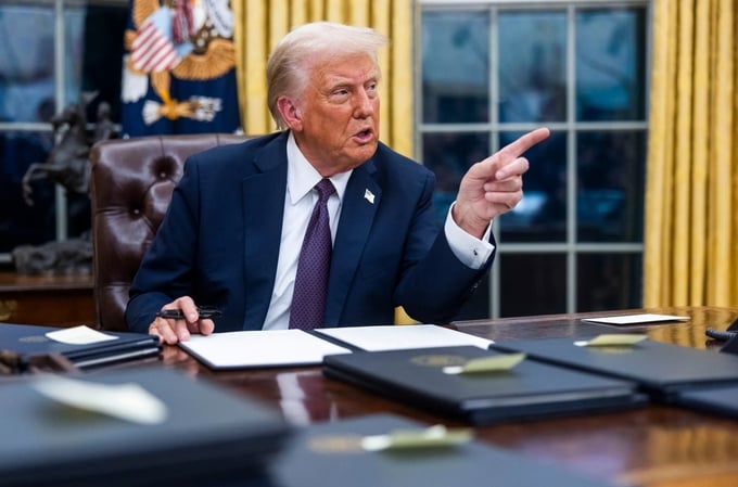 gettyimages-2194451487-153946_122.jpg Tổng thống Donald Trump ký các sắc lệnh hành pháp tại Phòng Bầu dục của Nhà Trắng ở Washington DC, hôm 20/1. Ảnh: Bloomberg.