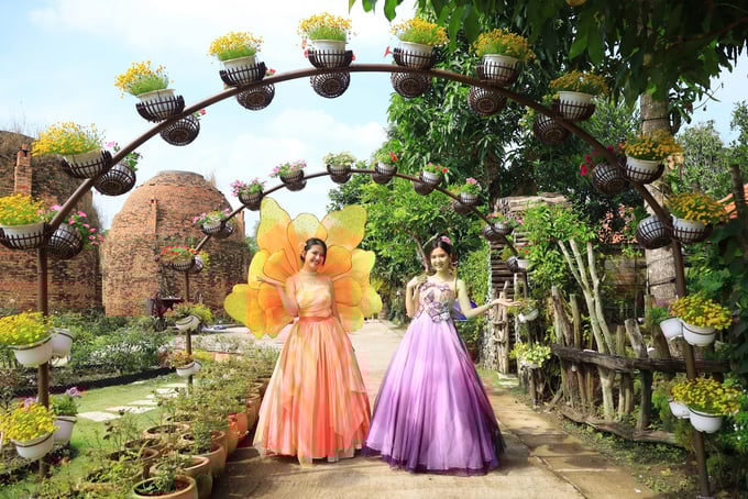 bat-trend-tet-xua-giua-long-tay-do-075836_114.jpg Cantho Eco Resort có vị trí thuận tiện, chỉ cách trung tâm TP Cần Thơ khoảng 15 phút di chuyển bằng ô tô hoặc xe máy, giúp du khách dễ dàng tiếp cận và có một chuyến đi trọn vẹn. Ảnh: MT.