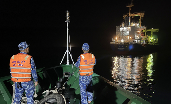 tau-csb-2011-tiep-can-tau-deryoung-sunnysky-quoc-tich-hong-kong-cap-cuu-thuyen-vien-rholand-tboiser-quoc-tich-philippin-094541_952.jpg Tàu CSB 2011 tiếp cận tàu Deryoung Sunnysky cấp cứu thuyền viên Rholand T.Boiser. Ảnh: Đức Định.