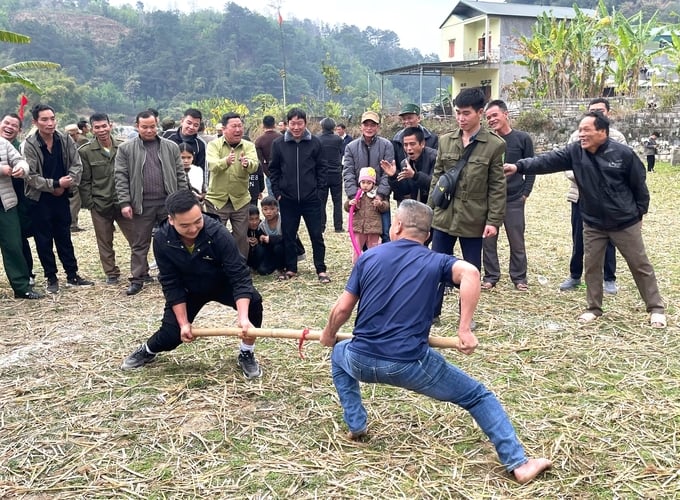 z6279058884249_eb0b71337d473b624122f6eed8bc41d1-202903_310.jpg Lễ hội Lồng Tồng là dịp để mọi người gặp gỡ, thắt chặt tình cảm và cùng cầu mong một năm mới bình an. Ảnh: Quỳnh Anh.