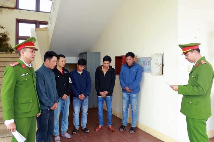 475830713_122202178628149321_6885494943280117633_n-203959_254.jpg Công an đọc lệnh bắt giữ các đối tượng giết trộm trâu. Ảnh: CAQT.