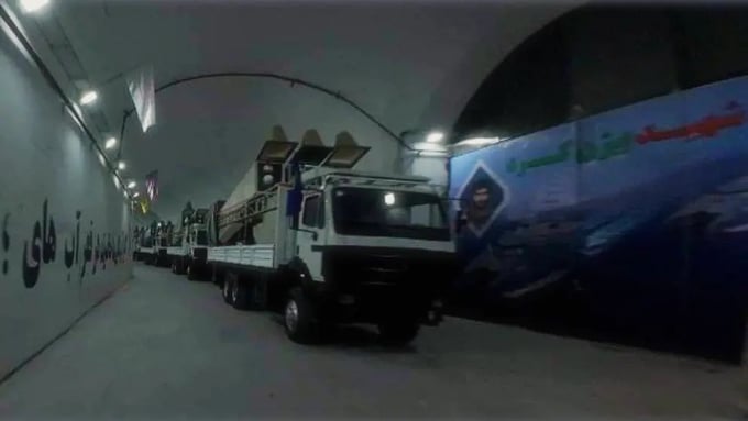 884b1dd98b71f43aa6957320f59818da2b6ca97b-840x454-140604_483.jpg Hàng chục bệ phóng tên lửa di động trong căn cứ dưới lòng đất mới được công bố của Iran. Ảnh: IRNA.