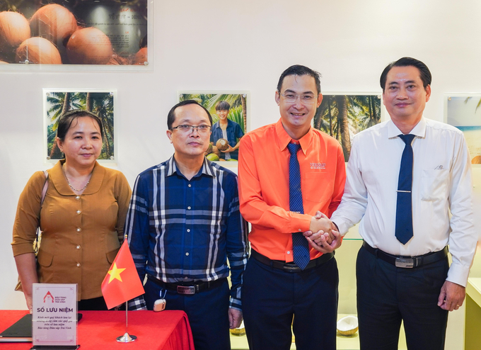 2-092159_924.jpg Ông Nguyễn Quỳnh Thiện, Phó Chủ tịch UBND tỉnh Trà Vinh thăm bảo tàng nhân dịp khánh thành. Ảnh: Kiều Nhi.