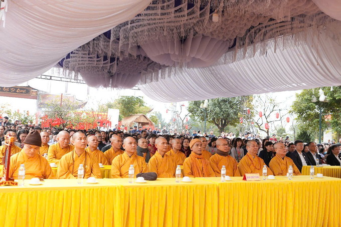 nghe-an-trang-trong-le-khai-but-khai-xuan-cau-quoc-thai-dan-an-141557_294.jpg Chư tôn đức tham dự chứng minh.