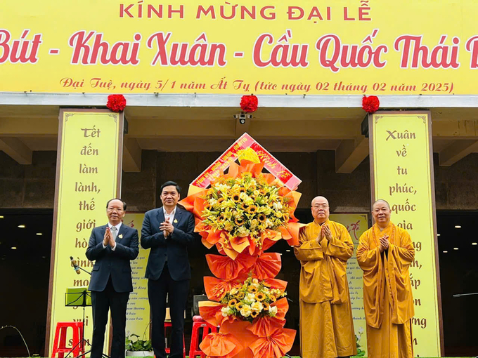 nghe-an-trang-trong-le-khai-but-khai-xuan-cau-quoc-thai-dan-an-141759_782.jpg Lãnh đạo tỉnh Nghệ An tặng hoa chúc mừng.