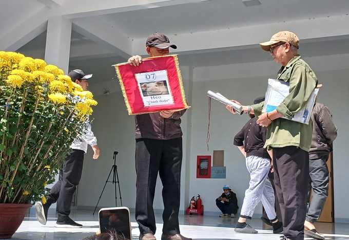 20250202_112839-120108_393.jpg Ban tổ chức công bố công khai kết quả xổ cổ nhơn. Ảnh: V.Đ.T.