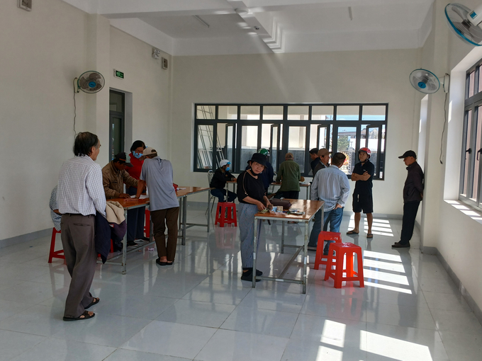 3-120107_460.jpg Trước giờ xổ, những người bán cổ nhơn mang danh sách những con số đã bán được nộp về ban tổ chức. Ảnh: V.Đ.T.