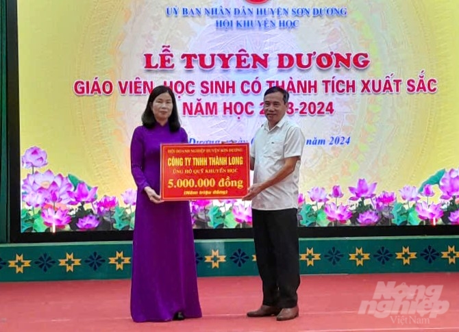 z6182895048420_63b6f201d8e89c9b1a1eec616b341eb4-181950_430-181950.jpg Đơn vị thành viên của Hội Doanh nghiệp huyện Sơn Dương tặng quà cho Quỹ Khuyến học của địa phương.