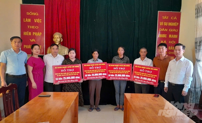 z6182914231947_243d47f08be1f235235a548dbe719589-182052_521-182052.jpg Hội Doanh nghiệp huyện Sơn Dương hỗ trợ cho các gia đình có nhà bị ảnh hưởng bởi bão số 3.