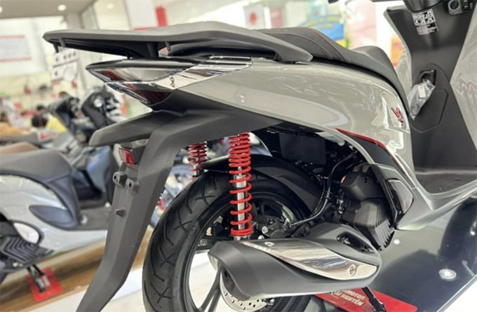 Hai bên thân xe SH 2025 trên 2 phiên bản Thể Thao và Đặc Biệt nổi bật hơn với cụm lò so phuộc sau màu đỏ khác biệt với màu đen ở 2 phiên bản Tiêu chuẩn và Cao cấp.