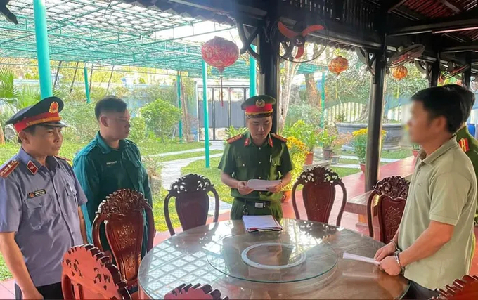 a-142113_172.jpg Lực lượng chức năng đọc quyết định khởi tố bị can Bùi Ngọc Dũng. Ảnh: CACC.