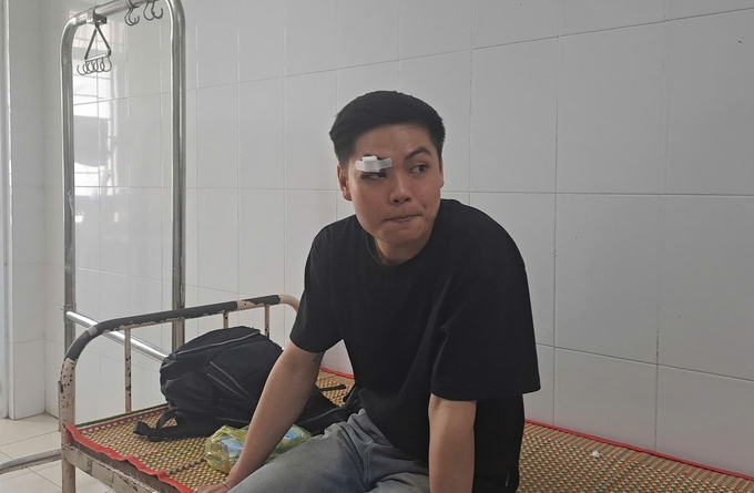 2-130409_548.jpg Lúc xe lật, anh Trần Thái Sang bò ra cửa để thoát ra ngoài. Ảnh: V.Đ.T.