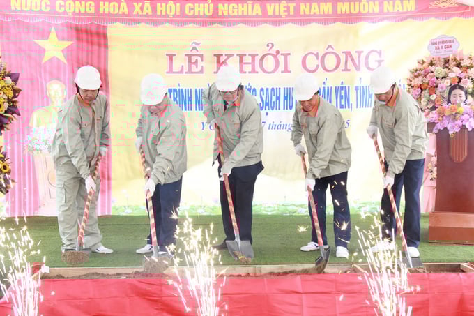 a-1-154842_461.jpg Các địa biểu thực hiện nghi lễ động thổ khởi công công trình nước sạch huyện Trấn Yên. Ảnh: Thanh Tiến.