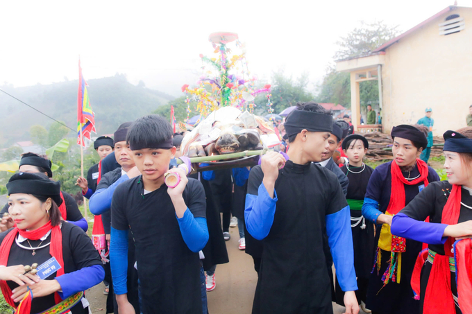 a-1-175250_26.jpg Người dân địa phương dâng lễ cúng cầu mong một năm mới an lành, mùa màng bội thu. Ảnh: Triệu Pham.
