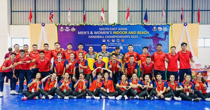 bong-nem-nam-nu-230628_374.jpg Hai đội tuyển bóng ném nam, nữ sau khi nhận huy chương tại Giải vô địch Đông Nam Á 2025. Ảnh: PICHOOF.
