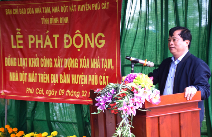 2-112748_905.jpg Ông Nguyễn Tuấn Thanh, Phó Chủ tịch Thường trực UBND tỉnh Bình Định, phát biểu tại Lễ Phát động đồng loạt khởi công xây dựng xóa nhà tạm, nhà dột nát tại huyện Phù Cát. Ảnh: V.Đ.T.