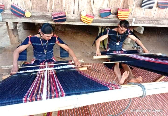 phu-nu-lang-mo-hdra-duy-tri-net-van-hoa-det-tho-cam-truyen-thong-151653_642.jpg Phụ nữ làng Mơ Hra duy trì nét văn hóa dệt thổ cẩm truyền thống. Ảnh: Bích Ngọc.