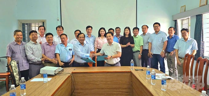 z6301524146967_be621a480d333250008bda2890645cf2-163303_554-163303.jpg Viện KHKT nông nghiệp miền Nam và Sở NN-PTNT Đồng Nai ký thỏa thuận hợp tác nhằm giúp tỉnh phát triển sản xuất nông nghiệp. Ảnh: Minh Sáng.