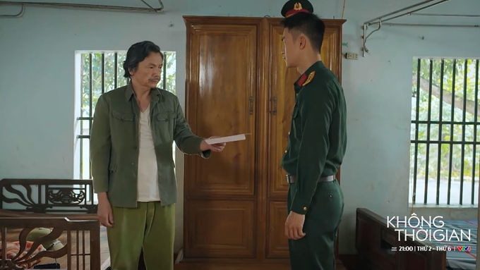 truc-tiep-khong-thoi-gian-tap-39-tren-vtv1-hom-nay-11-2-2025-201451_354.jpg Ông Cường đưa bức thư Nhớ gửi mình. Ảnh CMH
