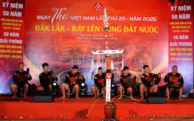 1-cong-chieng-065042_787.jpg Sức sống cồng chiêng tại Ngày Thơ Việt Nam ở Đắk Lắk.