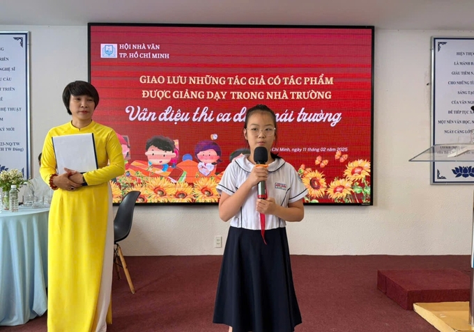 1-hoc-sinh-065146_377.jpg Học sinh tham gia Ngày Thơ Việt Nam.