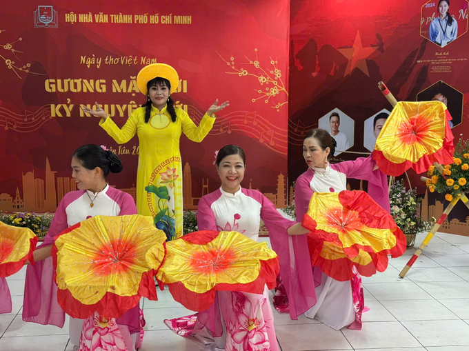 1-san-tho-tre-065310_597.jpg Rộn ràng Sân Thơ Trẻ.