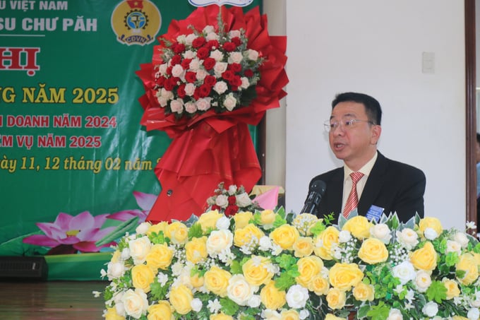 img_6395-110639_854.jpg Ông Lê Anh Tuấn, Tổng Giám đốc Công ty Cao su Chư Păh báo cáo tại hội nghị. Ảnh: TA.