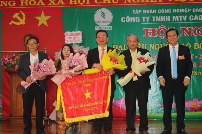 img_6409-110832_726.jpg Lãnh đạo Tập đoàn Công nghiệp Cao su Việt Nam tặng Cờ thi đua của Ủy ban quản lý vốn Nhà nước cho Công ty Cao su Chư Păh. Ảnh: TA.