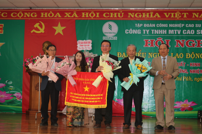 img_6412-110931_570.jpg Lãnh đạo tỉnh Gia Lai tặng Cờ thi đua cho công ty. Ảnh: TA.