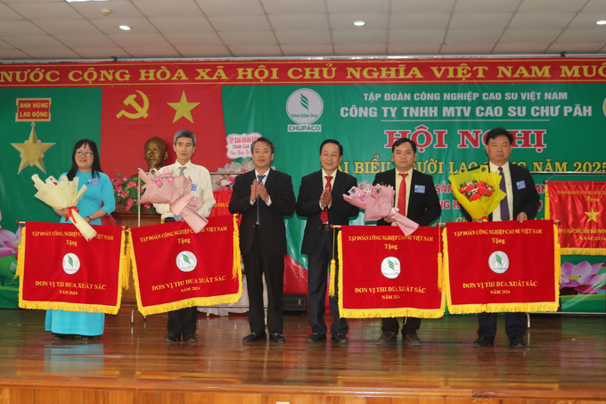 img_6413-111057_261.jpg Lãnh đạo Tập đoàn Công nghiệp Cao su Việt Nam tặng Cờ thưởng cho 4 đơn vị thuộc Công ty Cao su Chư Păh. Ảnh: TA.