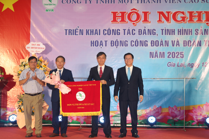 img_6438-180813_290.jpg Lãnh đạo Tập đoàn Cao su Việt Nam và tỉnh Gia Lai tặng Cờ thưởng của Tập đoàn cho Công ty Cao su Mang Yang. Ảnh: TA.