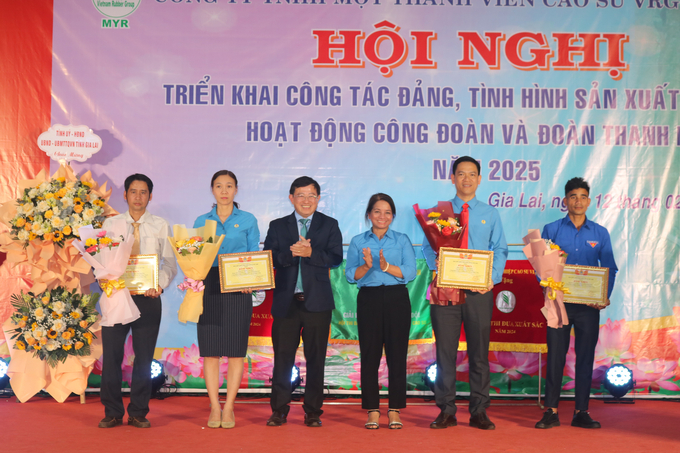img_6445-180627_427.jpg Chủ tịch Công đoàn Cao su Việt Nam tặng Bằng khen cho tập thể Công đoàn Cao su Mang Yang. Ảnh: TA.