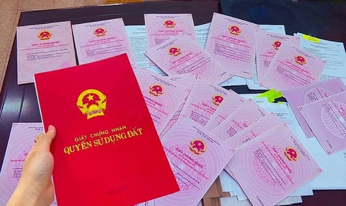 so-do-144458_490.jpg Mẫu sổ đỏ mới chỉ có 2 trang và có mã QR để người dùng dễ dàng tra cứu thông tin cũng như kiểm tra thật, giả (Ảnh minh họa).