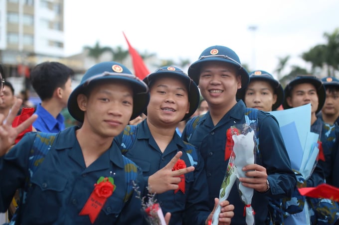 3-104634_544.jpg Những gương mặt rạng rỡ của thanh niên Bình Định lên đường thực hiện nghĩa vụ với Tổ quốc. Ảnh: V.Đ.T.