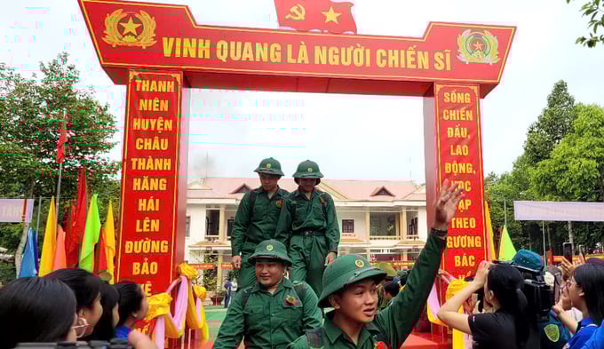 4e723837e2535c0d0542-082657_530.jpg Sau giây phút chia tay người thân, các tân binh hăng hái lên đường nhập ngũ. Ảnh: Minh Đảm.