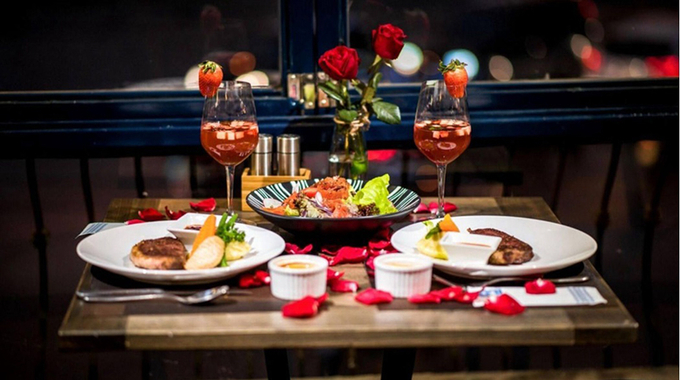 au-delice-french-restauran-115321_694.jpg Chọn những nhà hàng với không gian ấm cúng, ánh nến lung linh và món ăn ngon sẽ tạo ra một không gian hoàn hảo để bạn tận hưởng bữa tối bên người yêu. Đây chính là địa điểm hẹn hò ngày Valentine lý tưởng.