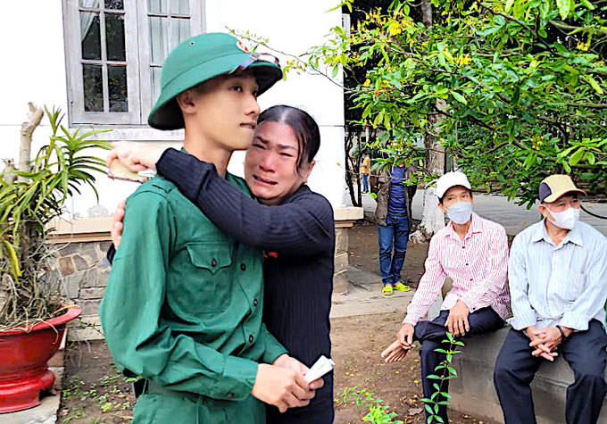 b80962205b44e51abc55-082658_803.jpg Giây phút xúc động của người thân khi tiễn con em lên đường nhập ngũ. Ảnh: Minh Đảm.