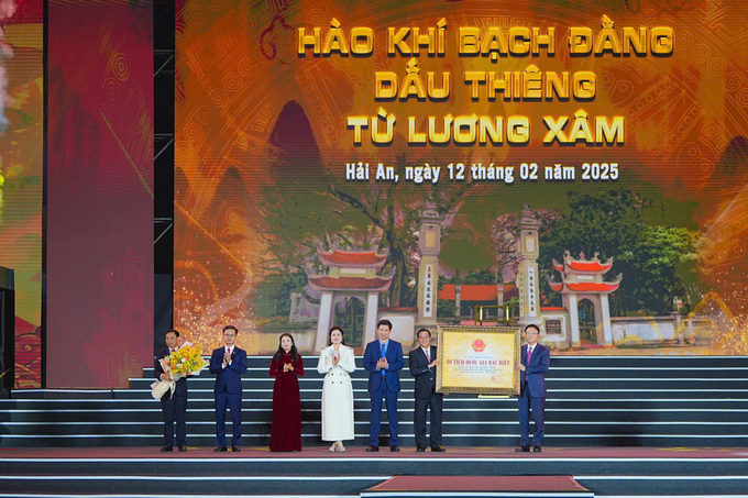tu-luong-xam-8-223524_783.jpg Phó Thủ tướng Chính phủ Lê Thành Long (ngoài cùng bên phải) trao bằng xếp hạng Di tích quốc gia đặc biệt cho ông Nguyễn Văn Tùng - Chủ tịch UBND thành phố Hải Phòng. Ảnh: Đàm Thanh.
