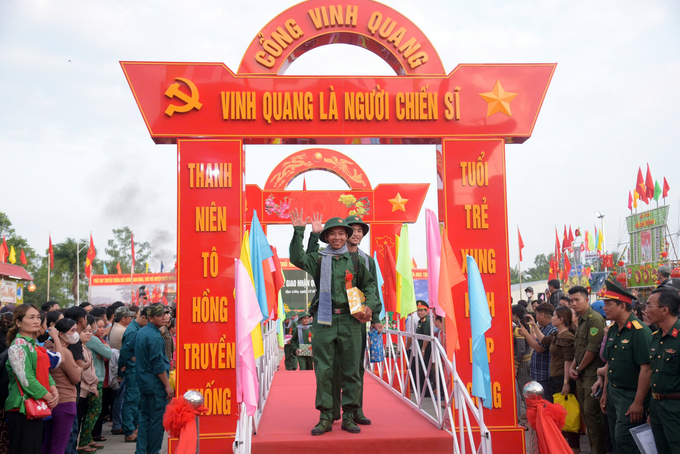 Thanh niên huyện Phước Long bước qua cổng vinh quang. Ảnh: Trọng Linh.