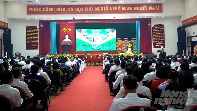 0003500_09_28_25still001-115721_119-115721.jpg Hàng trăm đại biểu tham dự hội nghị sáng 14/2. Ảnh: Trần Phi.