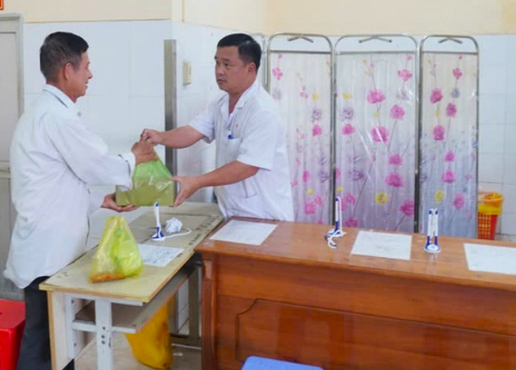 Ông Thảo nhận lại 30 triệu đồng của mình bị thất lạc tại Bệnh viện 120. Ảnh: Minh Đảm.