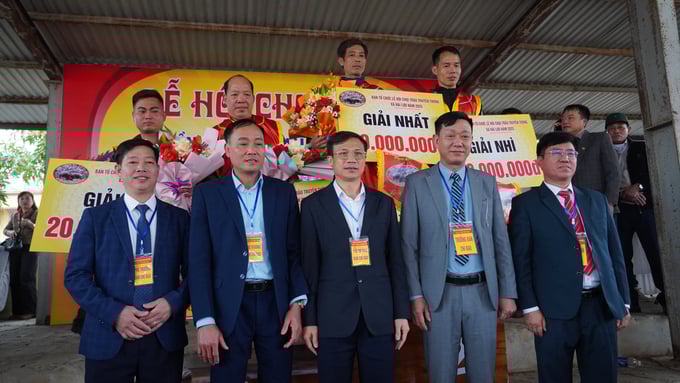 thit-trau-vo-dich-hai-luu-7-trieu-kg-van-chay-hang-121928_900.jpg Ông Đỗ Văn Đô (chủ trâu số 20, thôn Thống Nhất, xã Hải Lựu) bày tỏ sự hạnh phúc khi trâu của mình đoạt giải vô địch: 'Đây là niềm tự hào không chỉ của bản thân tôi mà còn là niềm tự hào chung của cả địa phương...'. Ảnh: Minh Toàn.