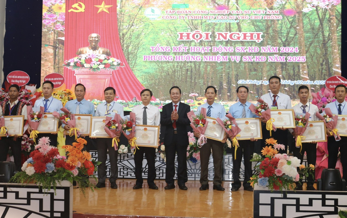 z6314902642633_503f3e28d742d028a29bcee75e8bd6b1-210859_269.jpg Các tập thể và cá nhân công ty nhận Bằng khen của Ủy ban Quản lý vốn Nhà nước tại doanh nghiệp. Ảnh: TA.