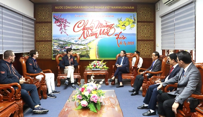 1-071124_34.jpg Chủ tịch UBND tỉnh Bình Định Phạm Anh Tuấn tiếp và làm việc với Ban tổ chức Giải đua vô địch thế giới thuyền máy nhà nghề Quốc tế UIM F1H2O World Championship. Ảnh: V.Đ.T.