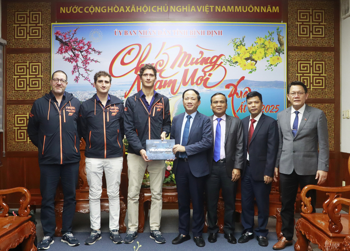 1f-071125_490.jpg Ban tổ chức Giải đua vô địch thế giới thuyền máy nhà nghề Quốc tế UIM F1H2O World Championship tặng quà lưu niệm cho Chủ tịch UBND tỉnh Phạm Anh Tuấn. Ảnh: V.Đ.T.
