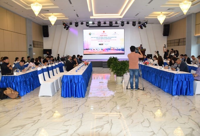 Representatives of press agencies located in Binh Dinh and many businesses participated in the press conference. Photo: V.D.T.