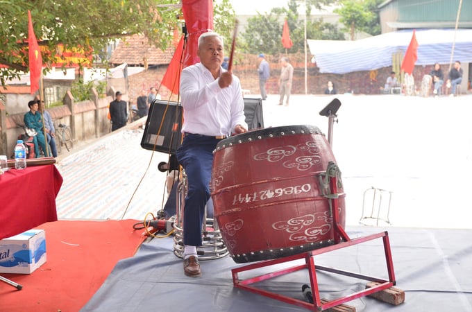 anh-1-171403_180.jpg Trọng tài Nguyễn Đức Thịnh đang đánh trống giục. Đây là thủ tục trước mỗi buổi thi đấu, không chỉ mang ý nghĩa mở màn mà còn là một nét đẹp văn hóa trong các lễ hội truyền thống. Ở đó, âm thanh trống vang vọng khắp không gian, khơi dậy tinh thần thượng võ của các đô vật và sự hào hứng của khán giả.