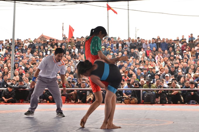 anh-8-172010_521.jpg Những nữ đô vật không chỉ thể hiện kỹ thuật tốt mà còn cho thấy sự bền bỉ, kiên trì, góp phần khẳng định vai trò của phụ nữ trong các môn thể thao truyền thống.