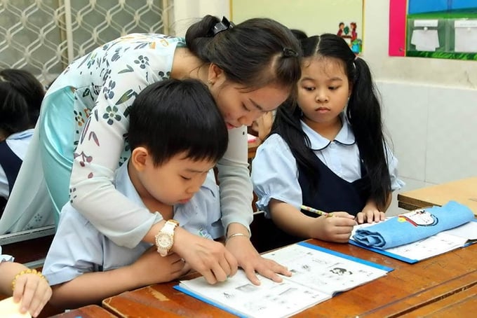 giao-vien-ren-chu-dep-day-ky-nang-tien-tieu-hoc-co-vi-pham-thong-tu-29-116070-093839_127.jpg Một số giáo viên tiểu học đang có lớp dạy thêm bên ngoài hướng dẫn học sinh luyện chữ đẹp và dạy kỹ năng tiền tiểu học băn khoăn không biết mình có thực hiệc đúng luật hay không. Ảnh: Minh họa.